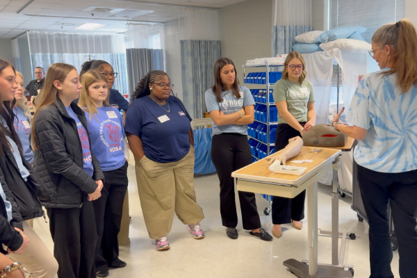 Students learning how to control sever bleeding. 